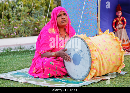 Indian lady interprète des histoires folkloriques dans le cadre d'un mari et femme dans le Rajasthan en Inde Banque D'Images