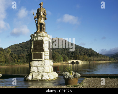 L'Écosse Inveraray UK Statue de soldat écossais comme monument commémoratif de guerre sur le côté du Loch Fyne sur belle de jour peut accueillir la Croix météo Rue Front, Inveraray Banque D'Images