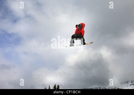 Snowboarder saute un gros kicker dans un parc acrobatique sur Whistler Blackcomb, British Columbia, Canada Banque D'Images