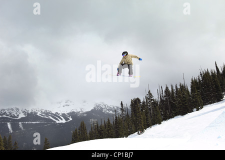 Snowboarder saute un gros kicker dans un parc acrobatique sur Whistler Blackcomb, British Columbia, Canada Banque D'Images