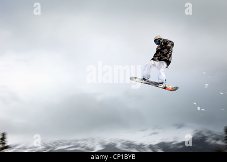 Snowboarder saute un gros kicker dans un parc acrobatique sur Whistler Blackcomb, British Columbia, Canada Banque D'Images