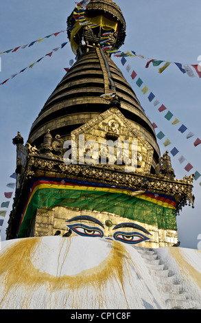 Avis de la Stupa avec des yeux à la Budda Temple de Swayambhunath à Khatmandu, au Népal. Banque D'Images