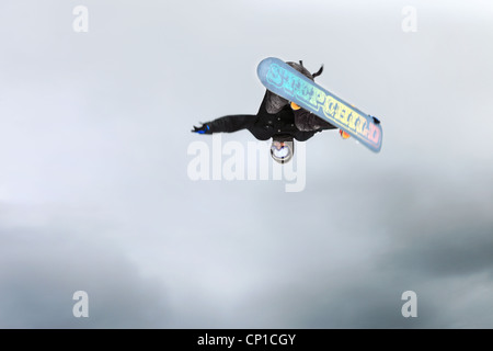 Snowboarder saute un gros kicker dans un parc acrobatique sur Whistler Blackcomb, British Columbia, Canada Banque D'Images