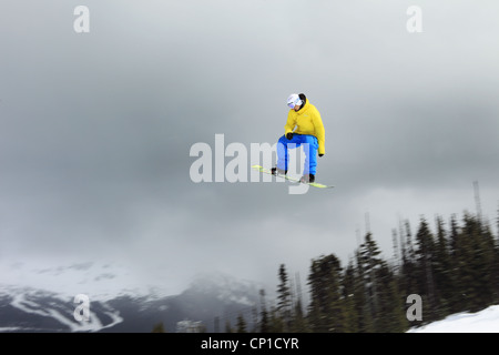 Snowboarder saute un gros kicker dans un parc acrobatique sur Whistler Blackcomb, British Columbia, Canada Banque D'Images