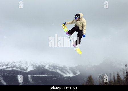 Snowboarder saute un gros kicker dans un parc acrobatique sur Whistler Blackcomb, British Columbia, Canada Banque D'Images