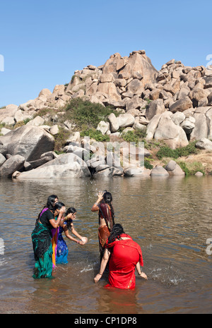 Les femmes se baignant dans le fleuve Tungabhadra. Hampi. L'Inde Banque D'Images