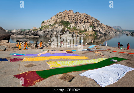 Saris séchant sur la rivière. Hampi. Karnataka. L'Inde Banque D'Images