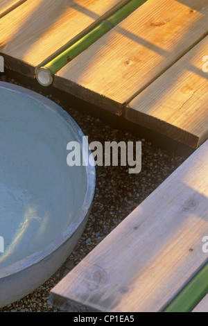 Close up of Japanese style caractéristique de l'eau avec tuyau de bambou situé dans decking - terrasse Banque D'Images