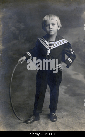 Personnes, enfants, garçon en costume de marin, pleine longueur, carte postale, Allemagne, 1925, droits supplémentaires-Clearences-non disponible Banque D'Images