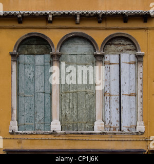 Fenêtres en ogive, Venise extérieur de l'immeuble. Banque D'Images