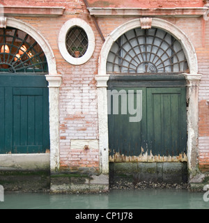 Portes cintrées, Venise extérieur de l'immeuble. Banque D'Images