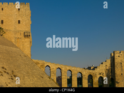 Pont menant à la Citadelle, Alep, Syrie Banque D'Images
