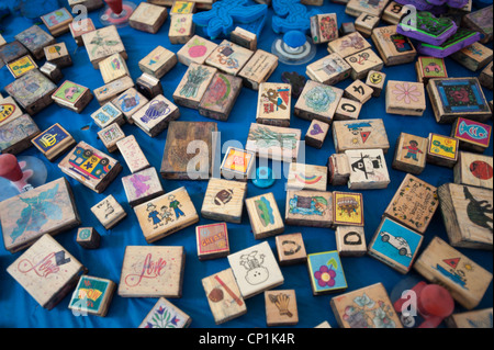 Table pleine de différents timbres en caoutchouc Banque D'Images