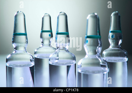 Cinq flacons de coulis. Banque D'Images