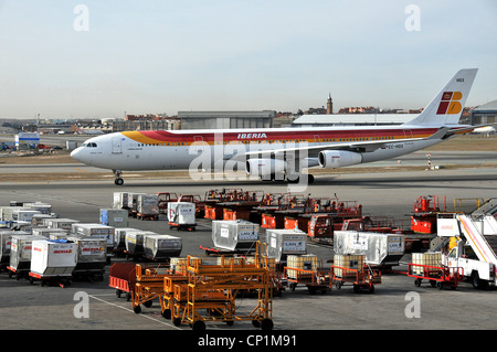 Airbus A340-400 d'Iberia Airways à l'aéroport international Madrid Barajas Espagne Banque D'Images