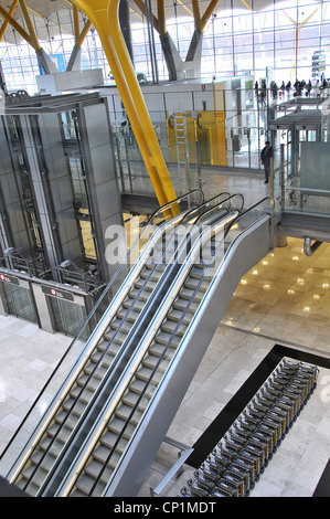 Escalator l'aéroport international Madrid Barajas Espagne Banque D'Images