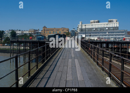 Vue vers la rive de Southend pier (1.33 miles), la plus longue jetée dans le monde), Southend-on-Sea, Essex, Angleterre Banque D'Images
