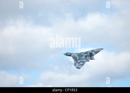 Avro Vulcan Bomber XH558 (enregistrement des aéronefs civils G-VLCN) l'esprit de Grande-Bretagne, volant à Windermere Air Show 2011 Banque D'Images