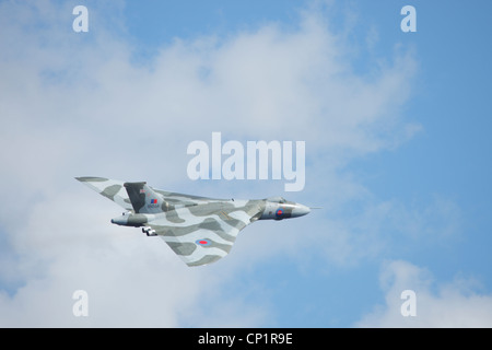 Avro Vulcan Bomber XH558 (enregistrement des aéronefs civils G-VLCN) l'esprit de Grande-Bretagne, volant à Windermere Air Show 2011 Banque D'Images