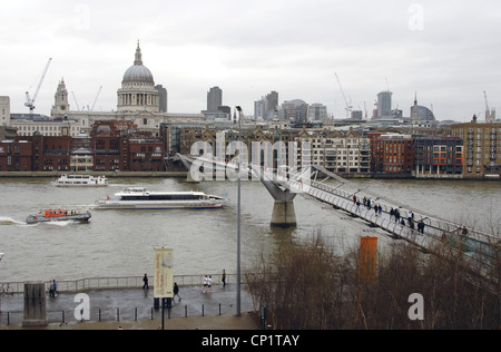 L'Angleterre. Londres. Vue sur le pont du millénaire sur la Tamise avec la Cathédrale St Paul à l'arrière-plan. Banque D'Images