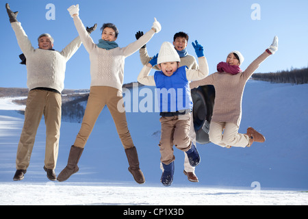 Family having fun in snow Banque D'Images