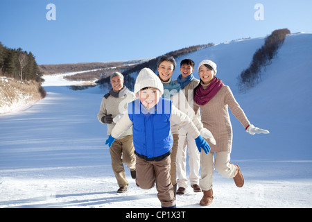 Family having fun in snow Banque D'Images