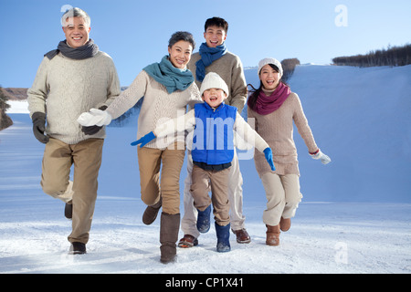 Family having fun in snow Banque D'Images