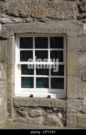 Détail d'une fenêtre avec une inscription ci-dessus au Weaver's Cottage géré par le National Trust for Scotland, The Cross, Kilbarchan, Renfrewshire, Royaume-Uni Banque D'Images