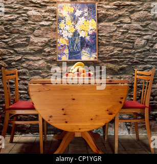 Salle à manger rustique avec des murs en pierre apparente Banque D'Images