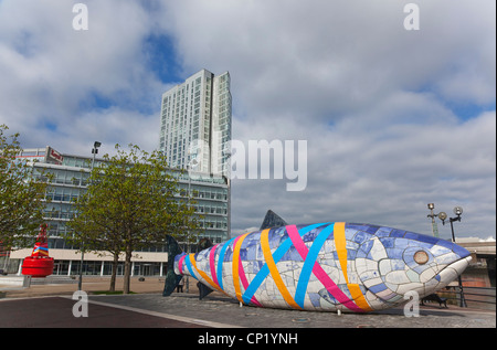 L'Irlande du Nord, Belfast, Donegall Quay, le gros poisson Sculpture par John gentillesse. Les écailles des poissons sont des morceaux de tuiles Banque D'Images