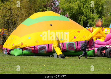 Sourire et "Jump" maison gonflable château gonflable type attraction est gonflé juste avant l'ouverture dans le parc Debdale, Gorton Banque D'Images