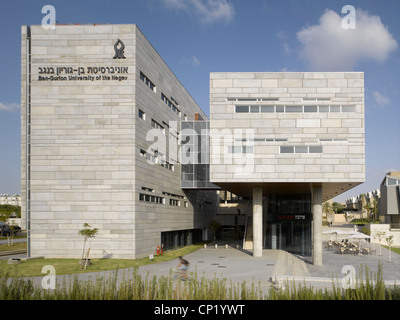 Le centre du bâtiment, Diller pour les sciences humaines, l'Université Ben Gourion du Néguev, en Israël. Banque D'Images