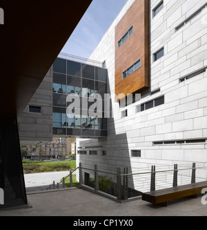 Le centre du bâtiment, Diller pour les sciences humaines, l'Université Ben Gourion du Néguev, en Israël. Banque D'Images