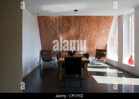 Plan ouvert salle à manger avec mur en briques apparentes dans la chambre zéro carbone, Crossway, Kent Banque D'Images