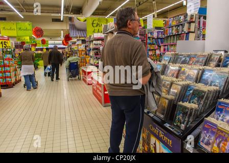 Paris, France, Carrefour, homme à la recherche, achats de DVD à l'intérieur du supermarché français, à Montreuil, vue intérieure, allée du supermarché Banque D'Images