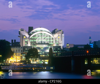Londres, vue sur la gare de Charing Cross sur la Tamise, par Terry Farrell & Partners. Banque D'Images