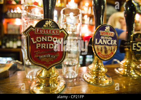 Une vraie bière pompe à main sur le bar de l'Euston Flyer, Kings Cross, London, UK. Banque D'Images