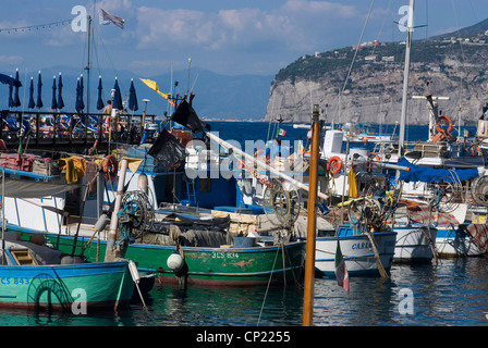 Bateaux dans la Marina Piccola (petit port), mer Méditerranée, Sorrento, Campania, Italy, Europe Banque D'Images