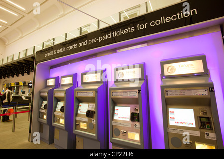 Distributeurs automatiques à St Pancras Station, London, UK. Banque D'Images