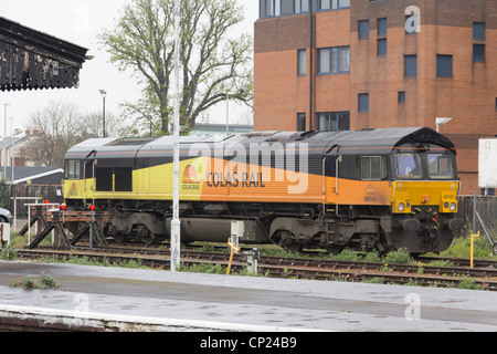 Une locomotive électrique diesel de la classe 66 dans la livrée de Colas Rail, écurie dans les voies près de la gare de Gloucester. Banque D'Images