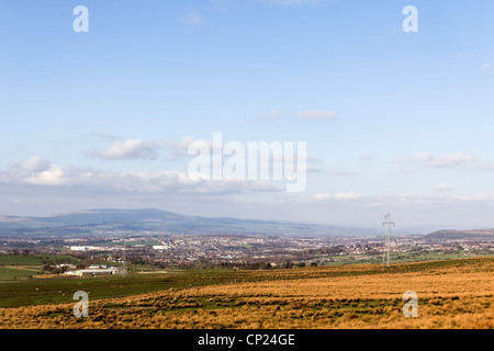 L'ouest de Oswaldtwistle moor dans le Lancashire en regardant vers le lointain et Oswaldtwistle Pendle Hill. Banque D'Images