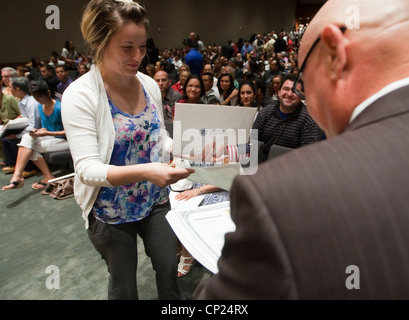 Des centaines de devenir citoyens américains au cours d'une cérémonie de naturalisation à Austin, Texas Banque D'Images