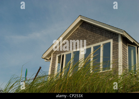 Un chalet d'été avec beaucoup de Windows pour afficher la plage et l'océan d'herbe à Provincetown, Massachusetts. Banque D'Images