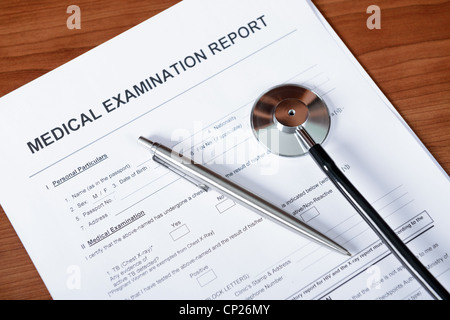 Rapport médical formulaire vierge avec stylet et stéthoscope sur table. Banque D'Images