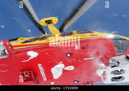 Close up d'un hélicoptère de sauvetage en hiver Banque D'Images