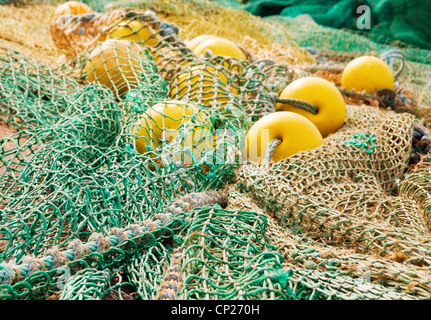 Filets colorés, bobine de cordes et de flotteurs jaunes utilisés par les pêcheurs pour la pêche en haute mer. Banque D'Images