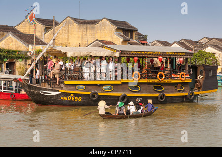 Les touristes sur un bateau de croisières de cannelle, Hoi An, Quang Nam Province, Vietnam Banque D'Images