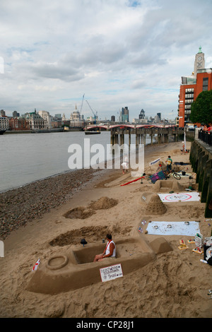 Châteaux de sable sur la rive sud. Banque D'Images