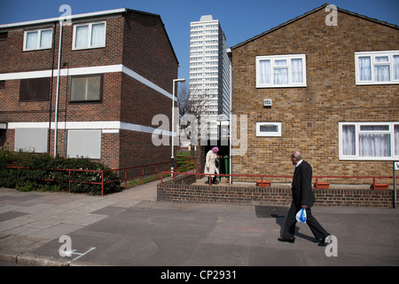 Scène autour de charpentiers domaine près de au Parc olympique de Londres en 2012 dans l'Est de Londres. Aux habitants de cette région (dont il semble y avoir très peu, en particulier dans la tour de blocs) sont concernés pour de nombreuses raisons. Pas moins de ce qui la menace possible que l'ensemble de votre site peut être vendu à l'UCL (University College London). Les gens de la région se sentent généralement très négatif envers les Jeux Olympiques, qu'ils ont l'impression n'est pas avantageux pour eux. Banque D'Images