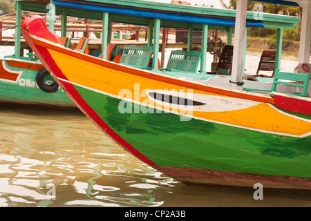 Bateau colorés amarrés sur la rivière Thu Bon, Hoi An, Quang Nam Province, Vietnam Banque D'Images